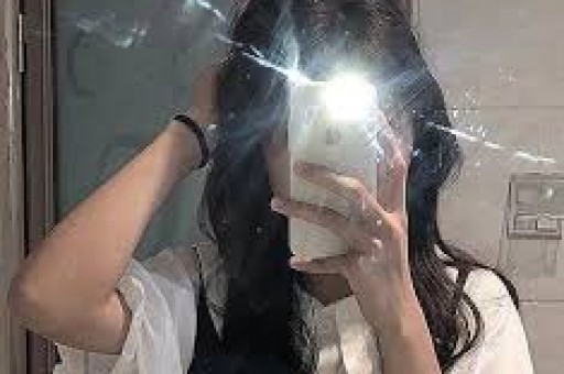 75岁刘晓庆被指耍大牌？与网红王婆同台全程冷场不互动气氛尴尬